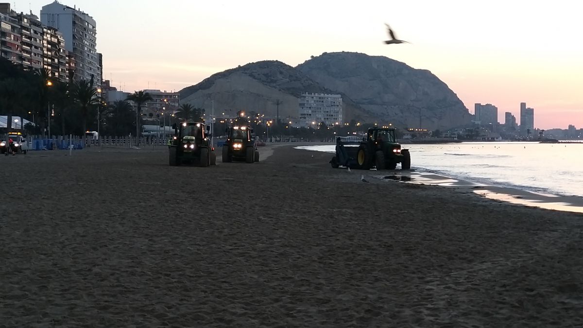 Máquinas de limpieza en Alicante durante la noche de San Juan