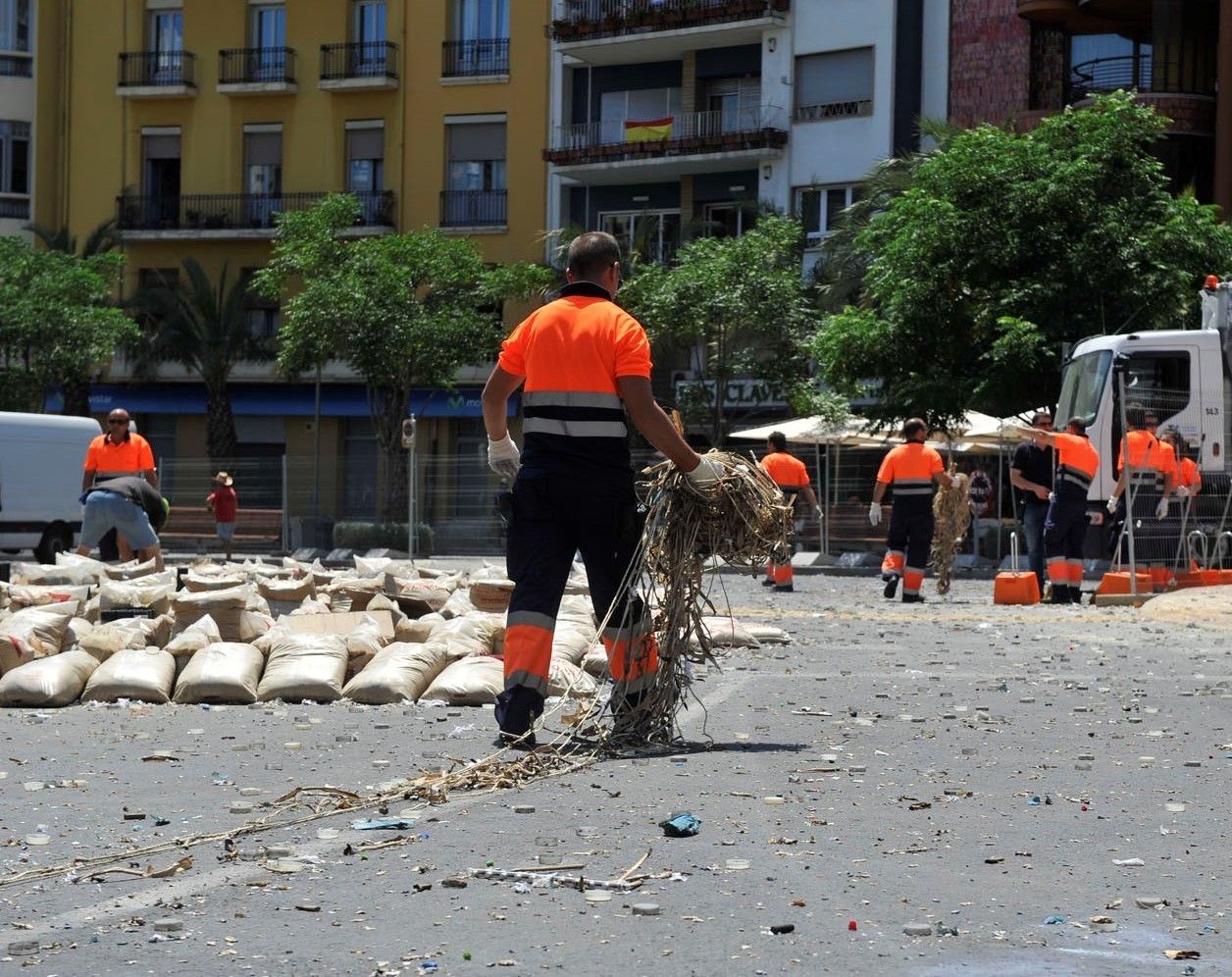 Un operario de la limpieza en Alicante retira los residuos de una mascletá Un operario de la limpieza en Alicante retira los residuos de una mascletá