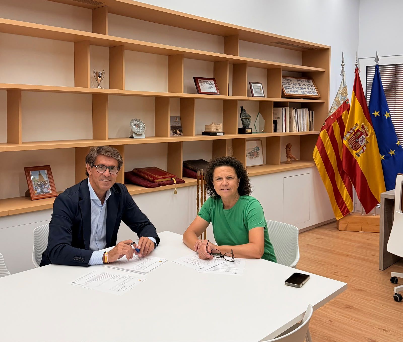 El diputado de Cultura se reúne con la alcaldesa de Hondón de las Nieves El diputado de Cultura se reúne con la alcaldesa de Hondón de las Nieves
