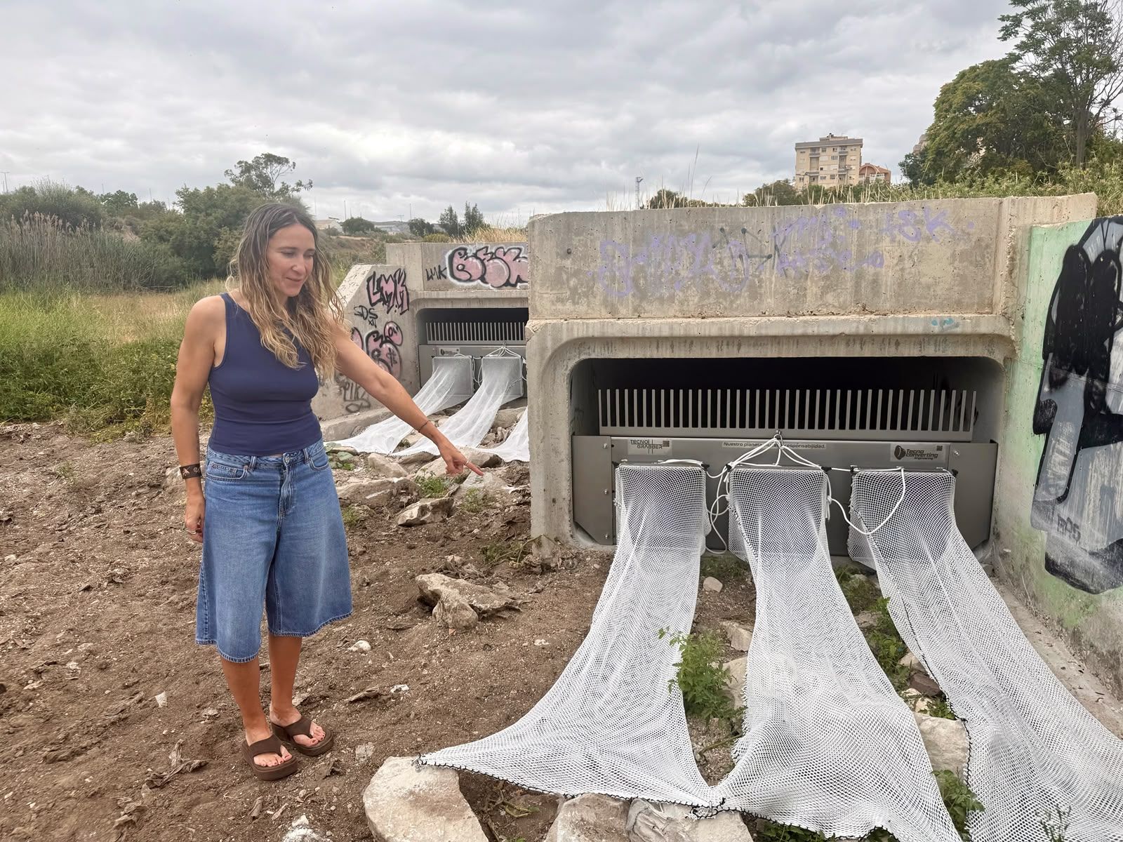 Instalación de redes en Elda para retirar toallitas del Vinalopó Instalación de redes en Elda para retirar toallitas del Vinalopó