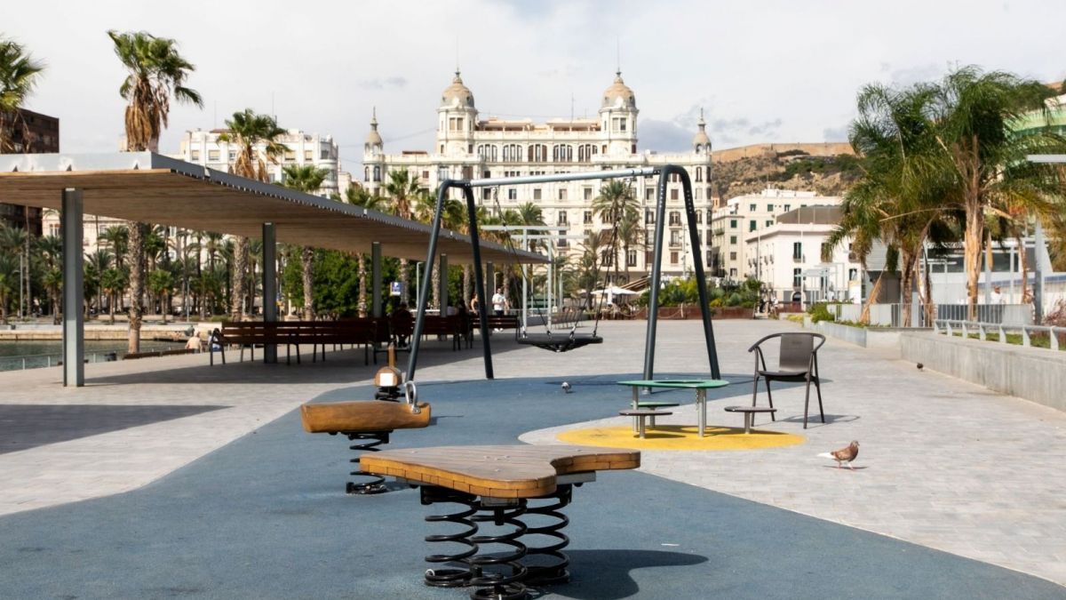 Bancos y zona de juegos en la explanada del Puerto de Alicante