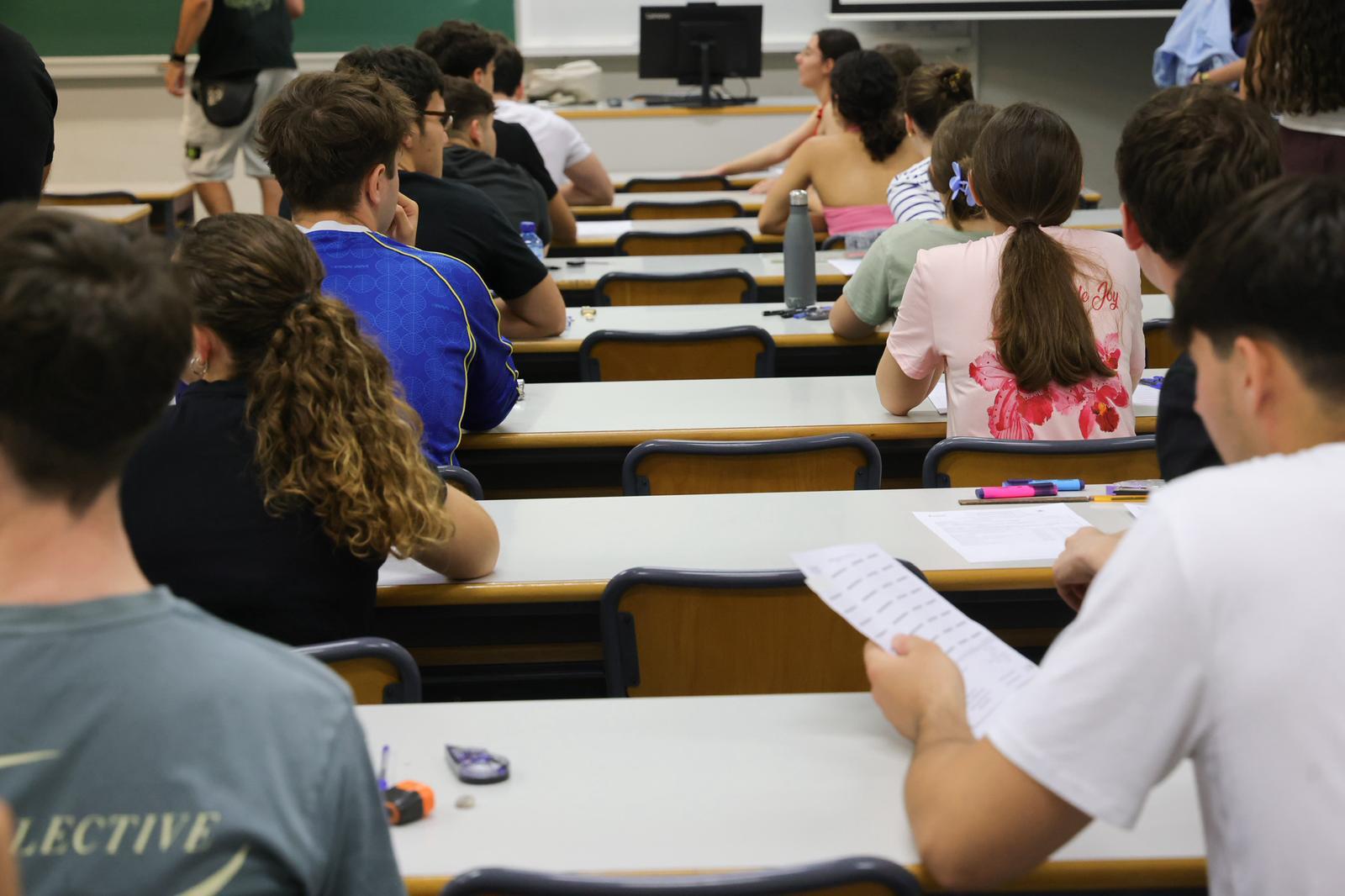Estudiants realitzen els exàmens de les PAU a Alacant