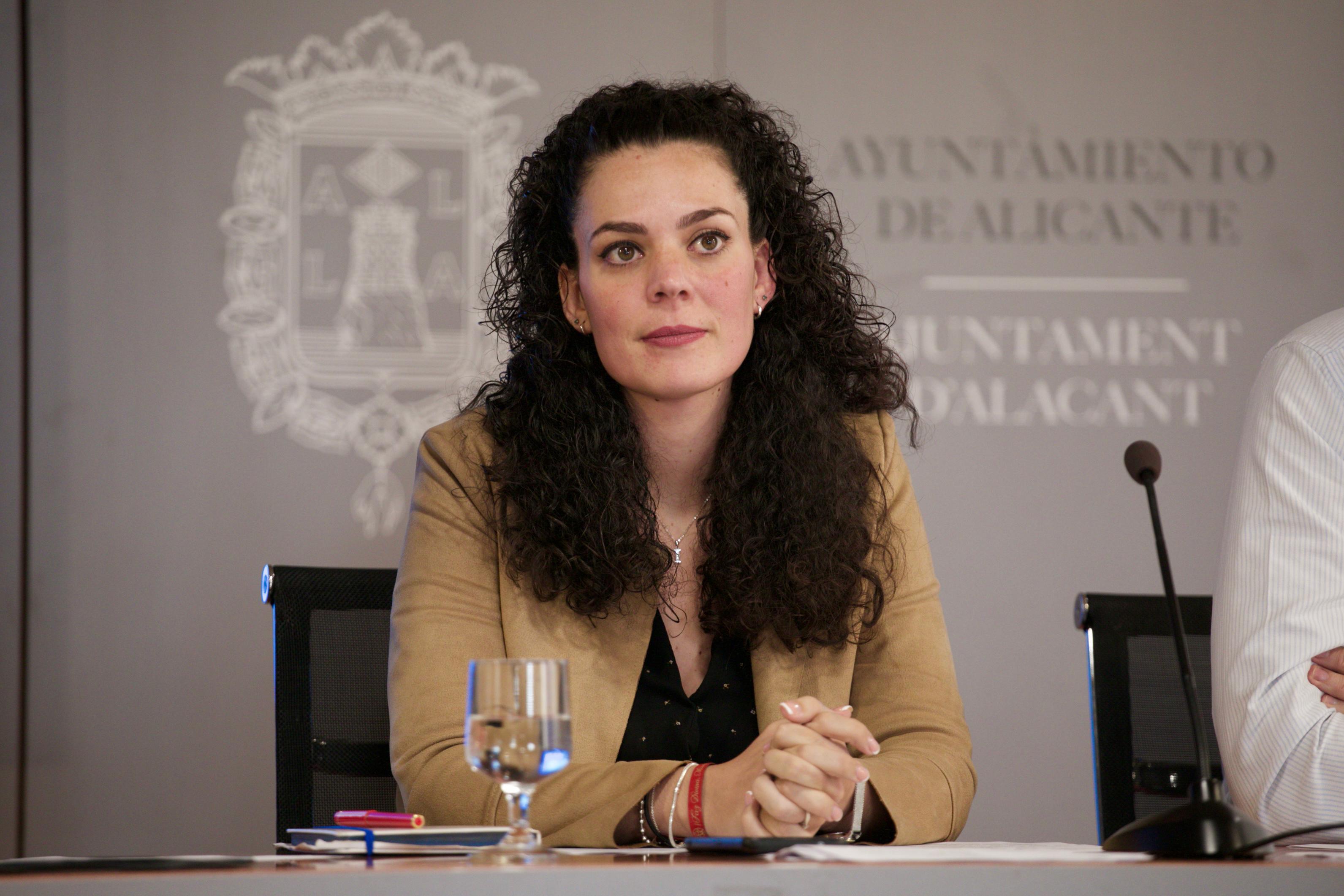 La concejala de Fiestas, Cristina Cutanda, en una rueda de prensa