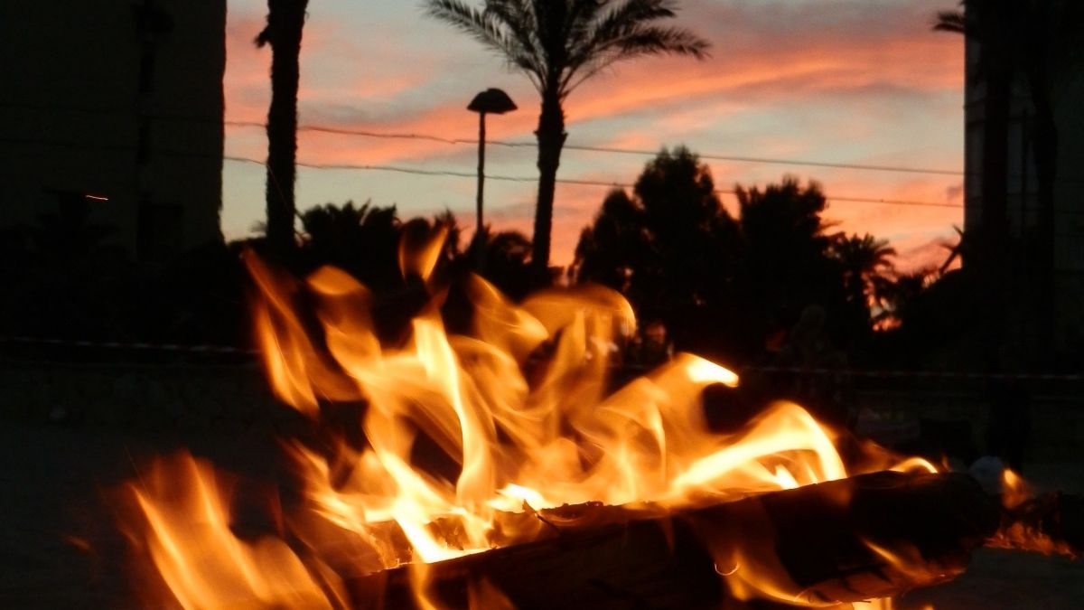 El foc d'una foguera en la Nit de Sant Joan (Foto: Ajuntament del Campello)