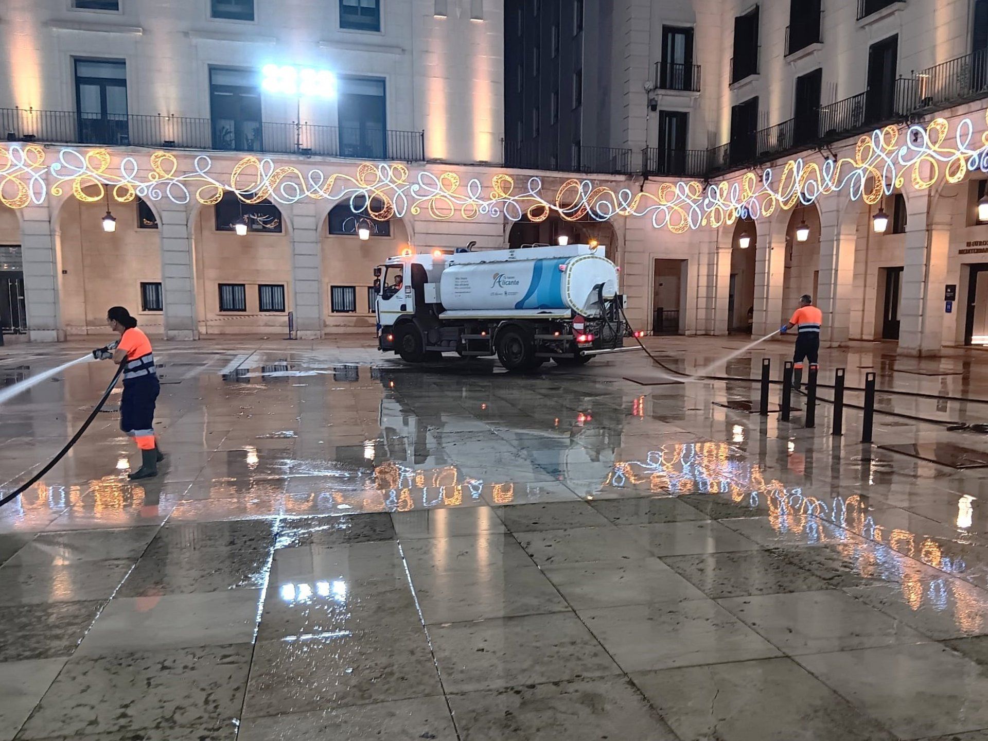 Empleados de limpieza en Alicante después de Fogueres - Ayuntamiento de Alicante