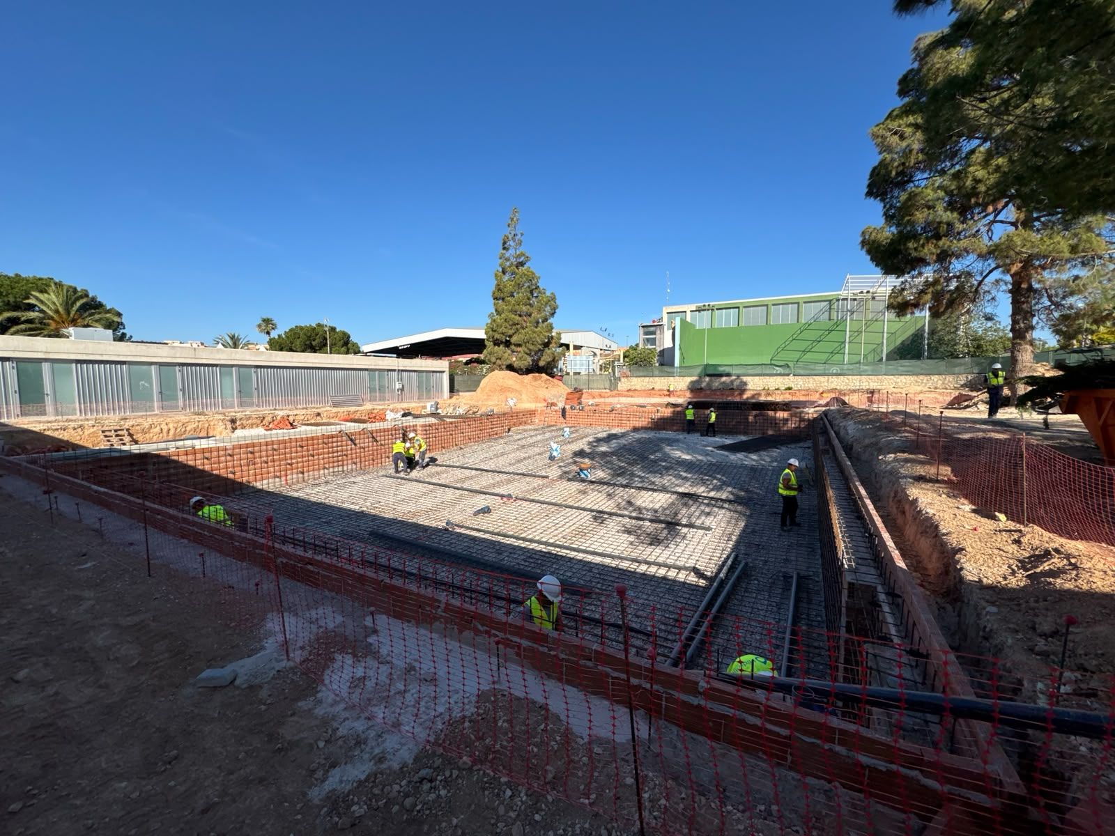 Inici de la formigonada en les piscines de Sant Vicent