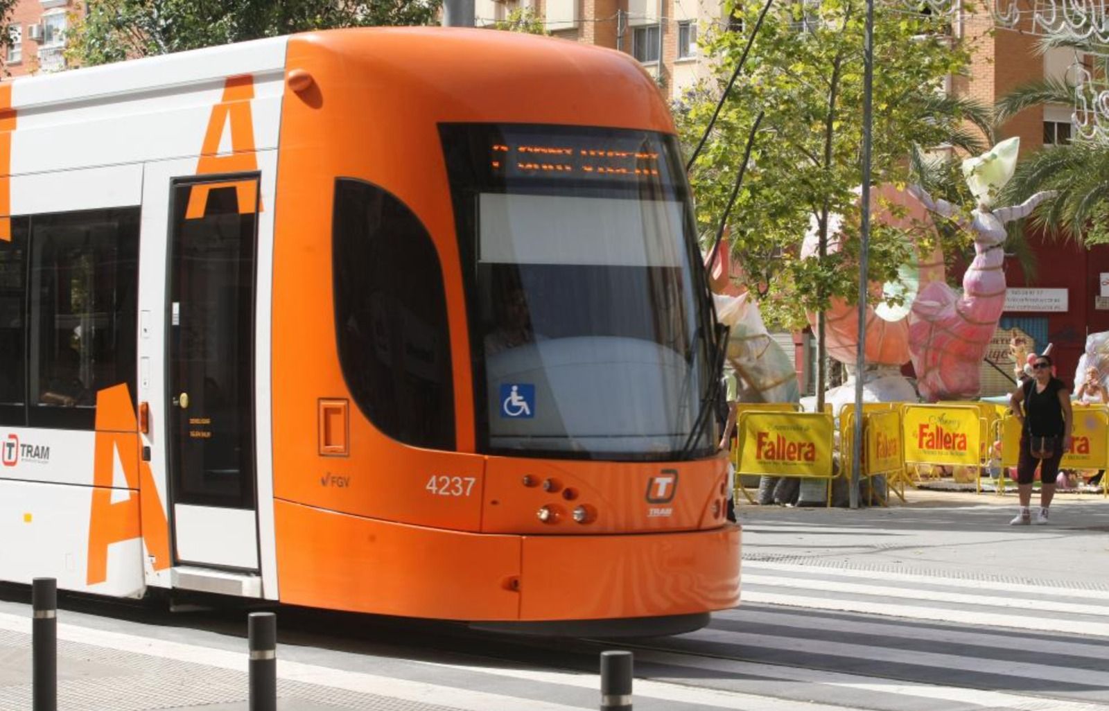 El TRAM d'Alacant circula durant les Fogueres