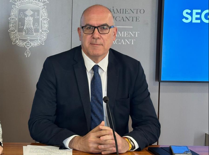 El vicealcalde de Alicante, Manuel Villar, en rueda de prensa El vicealcalde de Alicante, Manuel Villar, en rueda de prensa