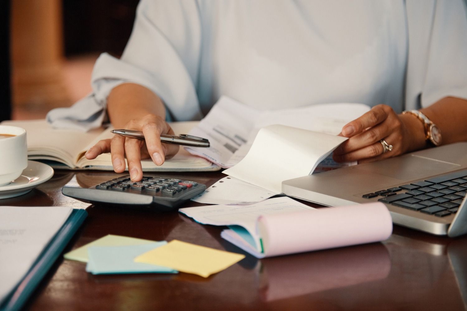Una persona calcula la declaració de la renda