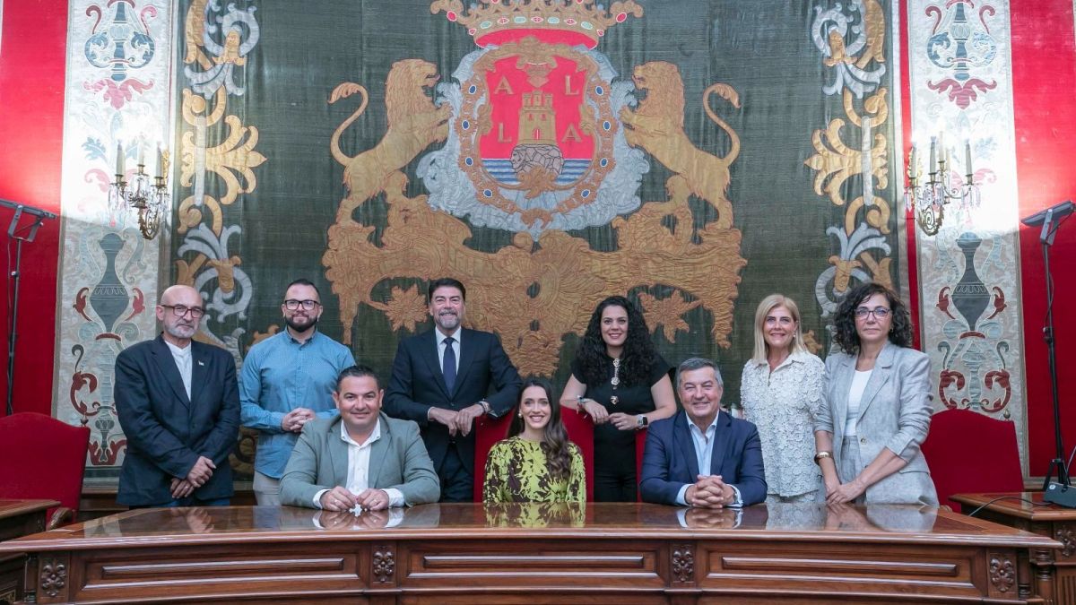 Portavoces municipales e integrantes del Patronato de la Fundación de Centenario de las Hogueras