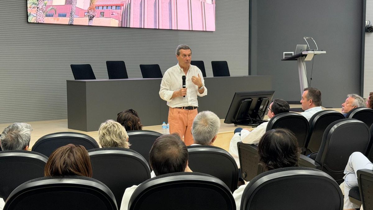 El conseller Marciano Gómez es reunix amb l'equip directiu de l'Hospital General d'Elx