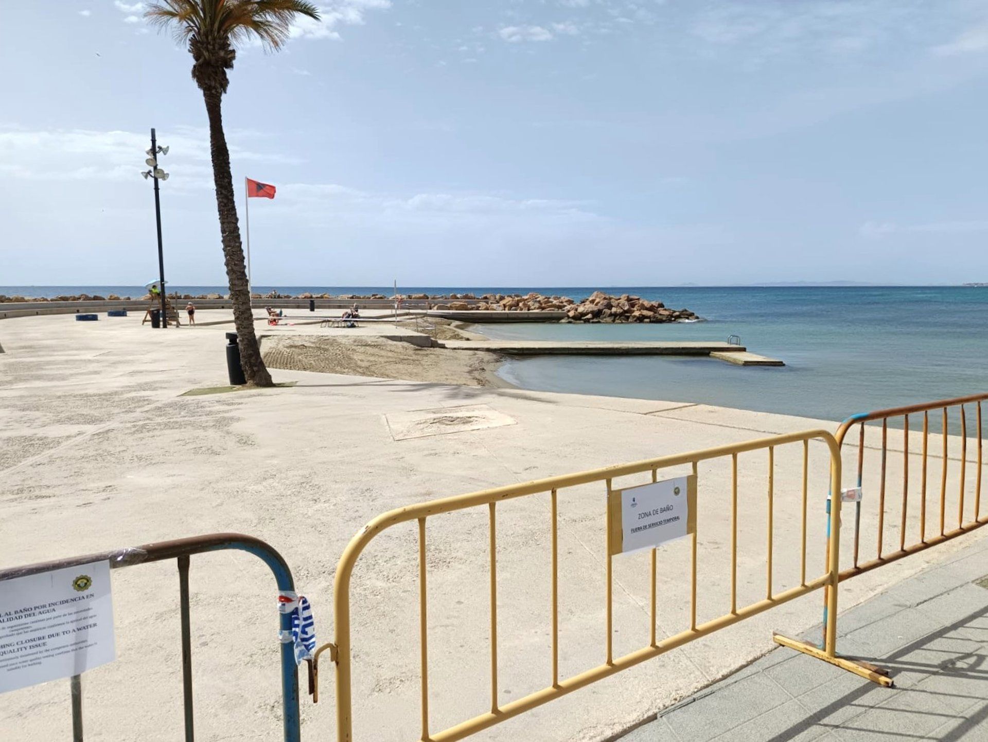 Torrevieja tanca una zona de bany de les piscines naturals de Juan Aparicio