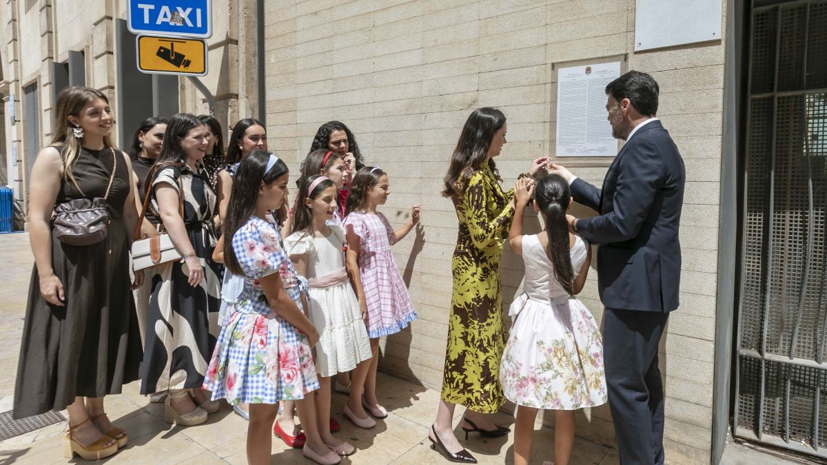 El Bando de Hogueras en la fachada del Ayuntamiento