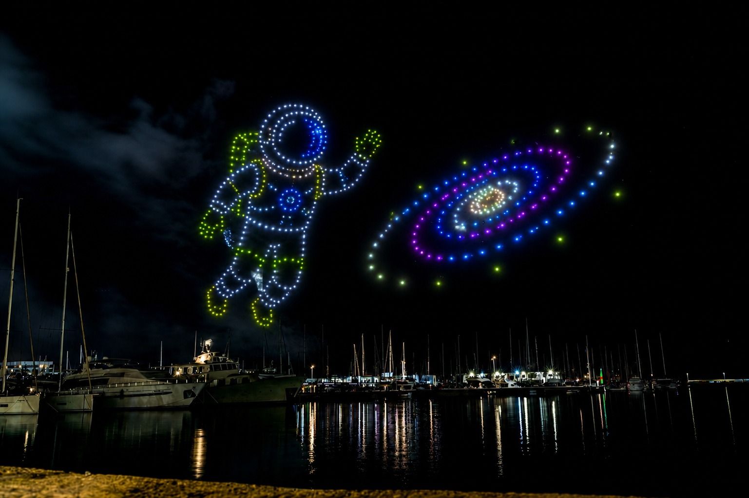 Espectáculo de drones del Universo en el Puerto de Alicante durante las Hogueras