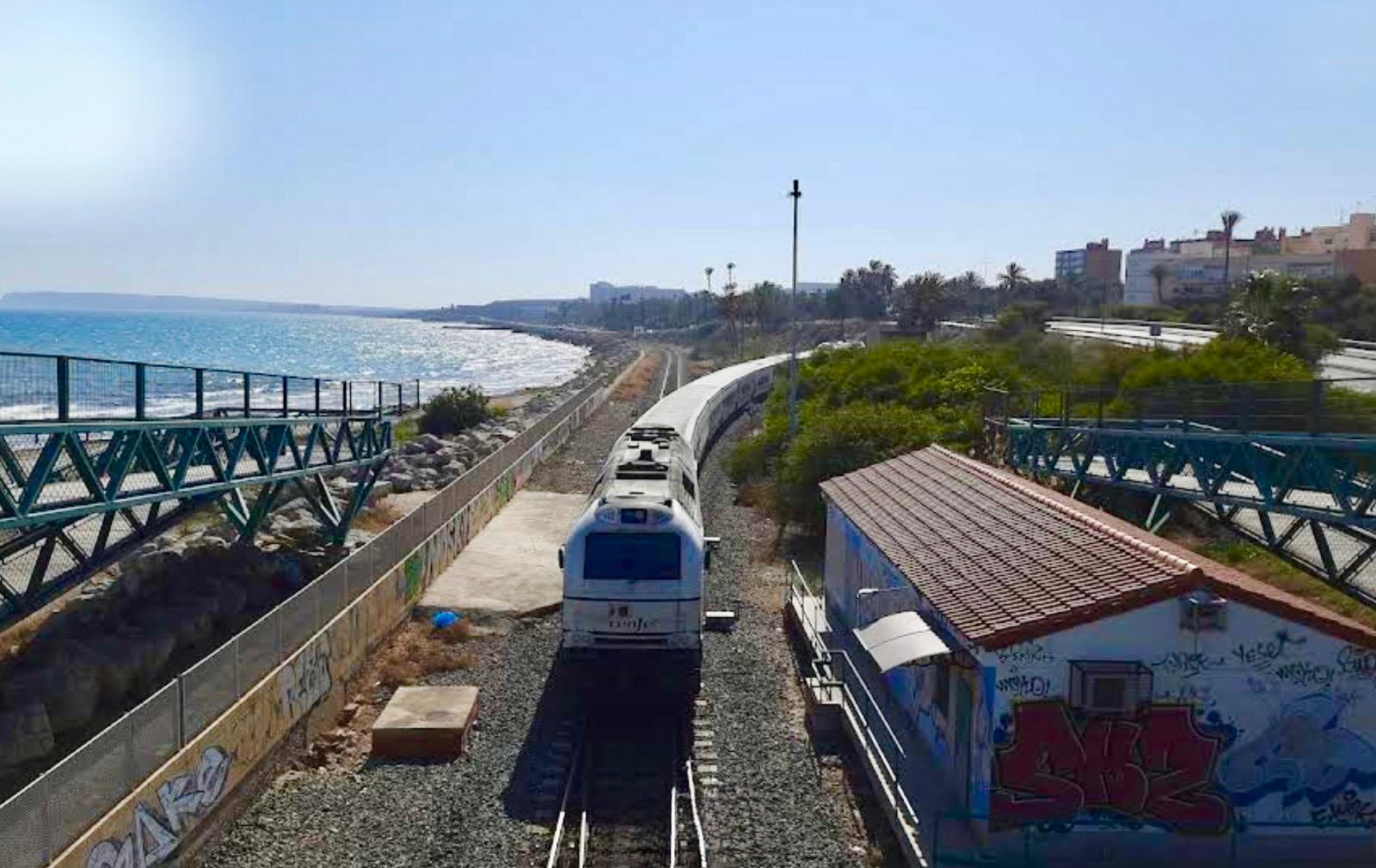Un tren llega a la estación de San Gabriel