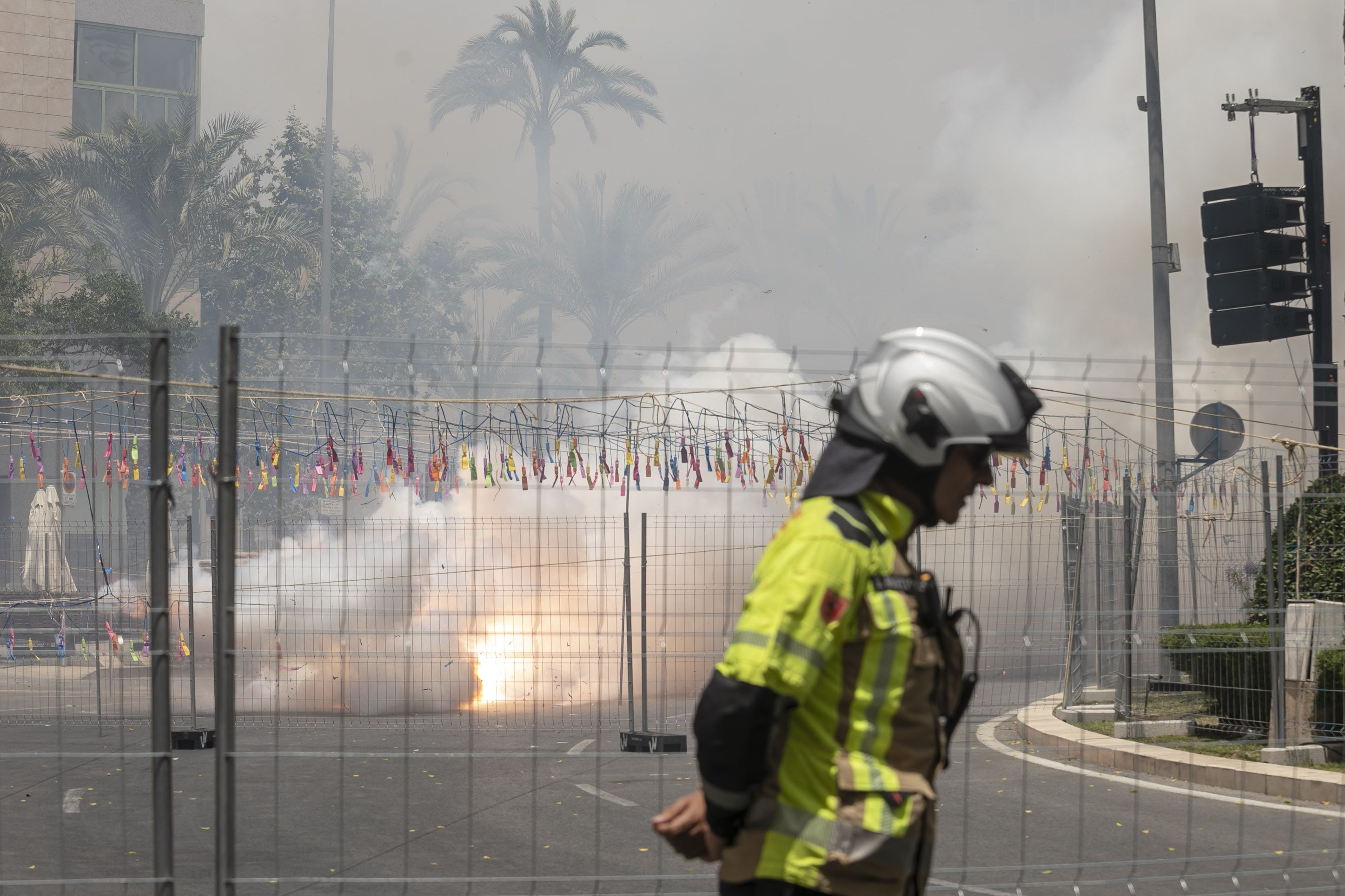 Un bomber d'Alacant durant la primera mascletà de les Fogueres 2026