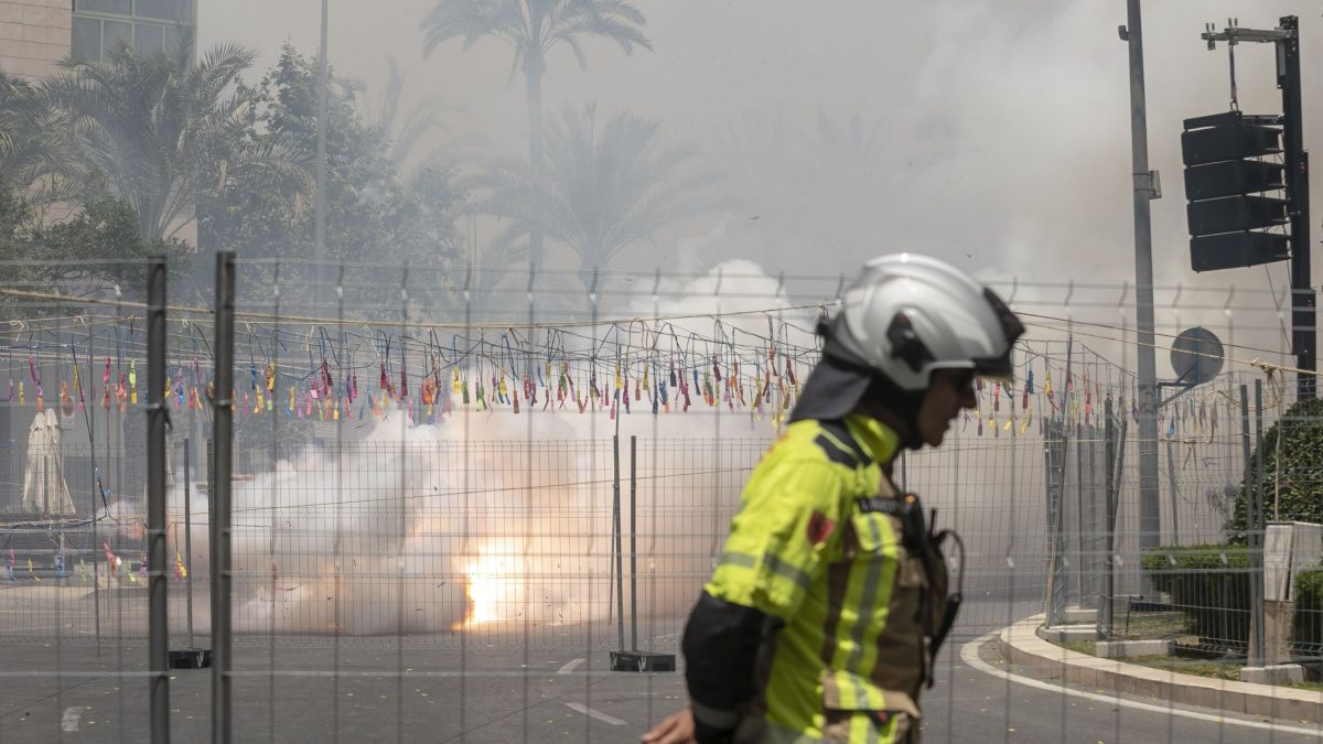 Un bomber d'Alacant durant la primera mascletà de les Fogueres 2026