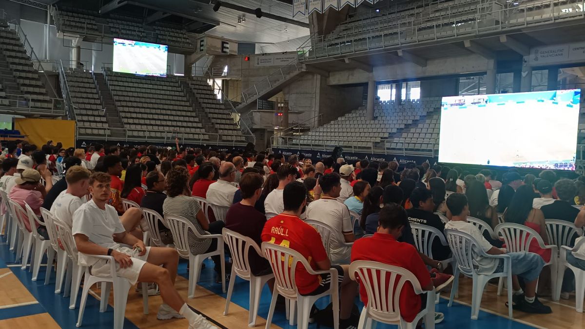 Pantalla gigante en el Centro de Tecnificación durante el España-Cabo Verde del Mundial Pantalla gigante en el Centro de Tecnificación durante el España-Cabo Verde del Mundial