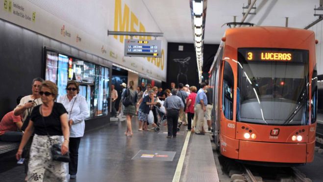 Un tranvía de la L3 del TRAM de Alicante en la estación de Mercado Un tranvía de la L3 del TRAM de Alicante en la estación de Mercado