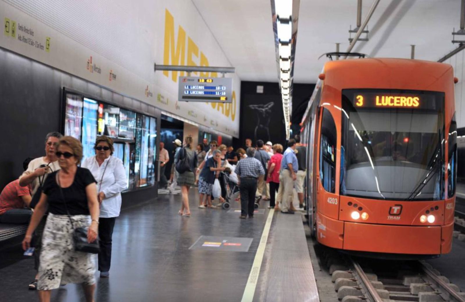 Un tranvía de la L3 del TRAM de Alicante en la estación de Mercado