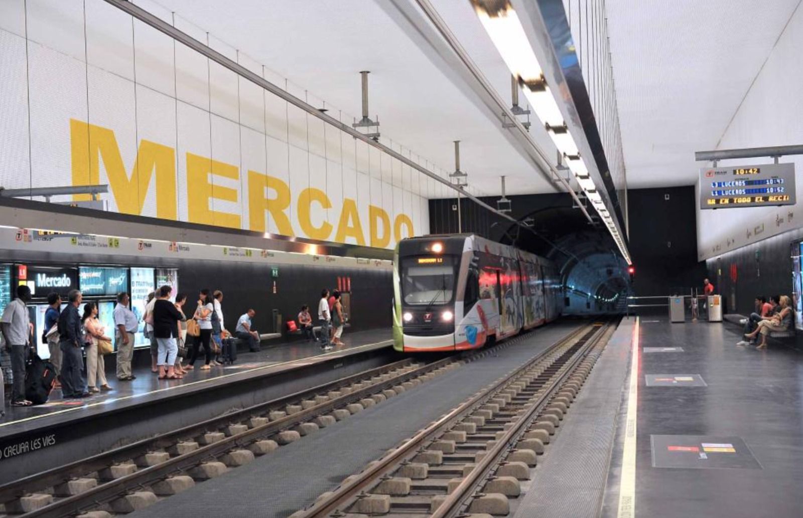 Un tramvia arriba a l'estació de Mercat en el TRAM d'Alacant