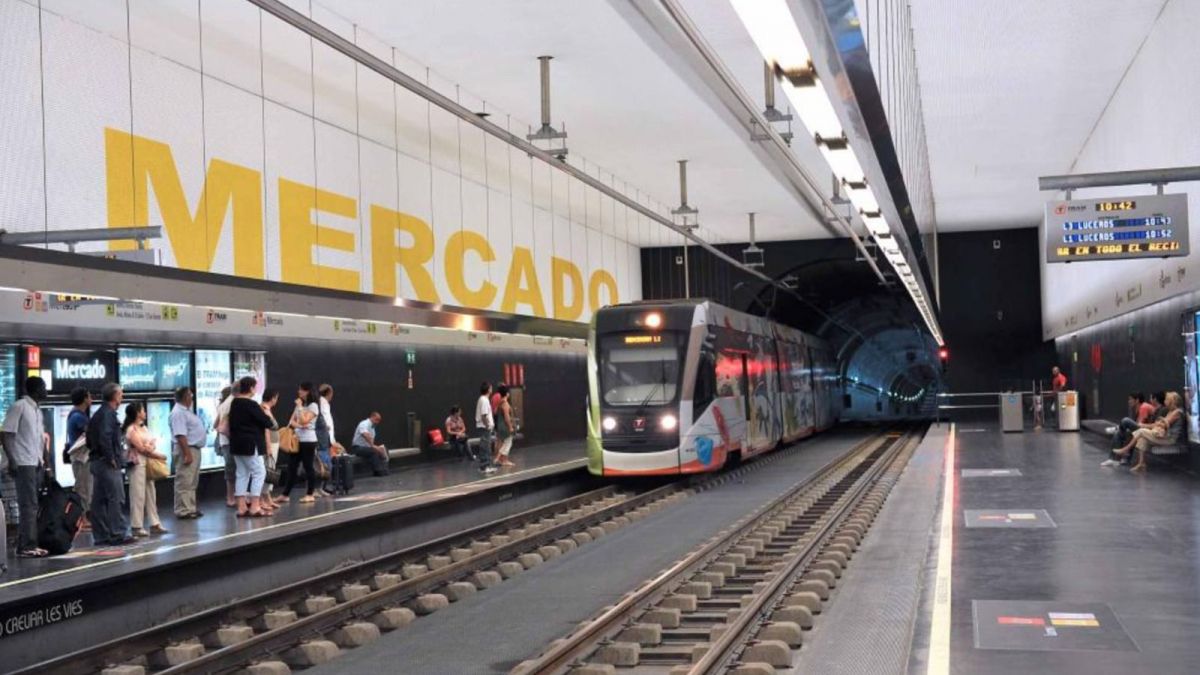 Un tranvía llega a la estación de Mercado en el TRAM de Alicante