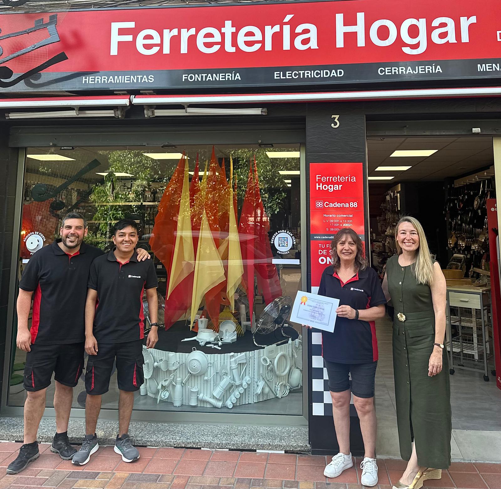 Ferretería Hogar gana el concurso de escaparates de Hogueras 2026 