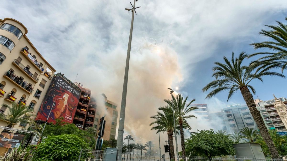 Cargas aéreas de la mascletà en Luceros
