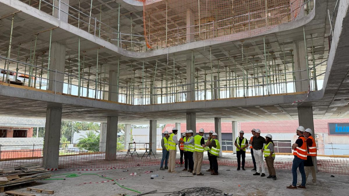 Vista a las obras de construcción del edificio en el barrio de Travalón de Elche