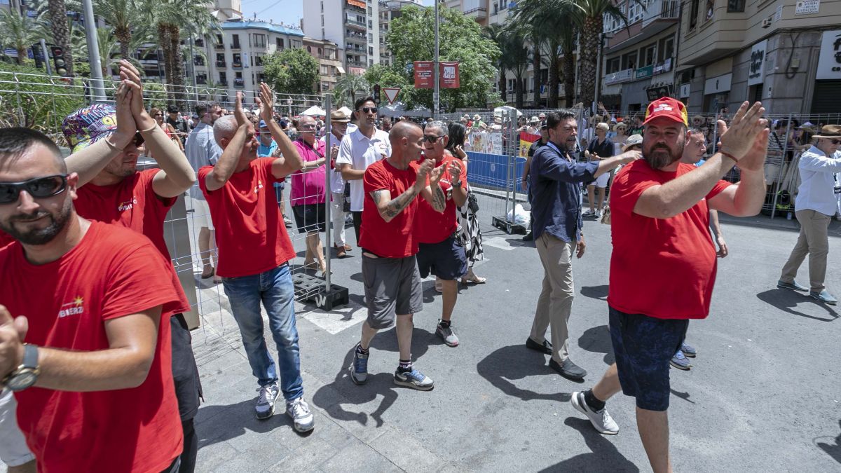 Aplausos de los componentes de Pirotecnia Pibierzo tras la mascletà en Luceros Aplausos de los componentes de Pirotecnia Pibierzo tras la mascletà en Luceros