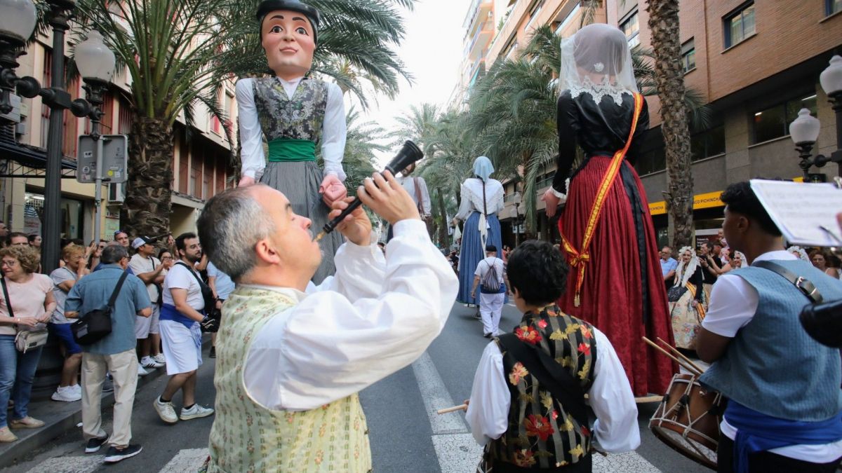 Colla de Nanos i Gegants en las Hogueras de Alacant Colla de Nanos i Gegants en las Hogueras de Alacant