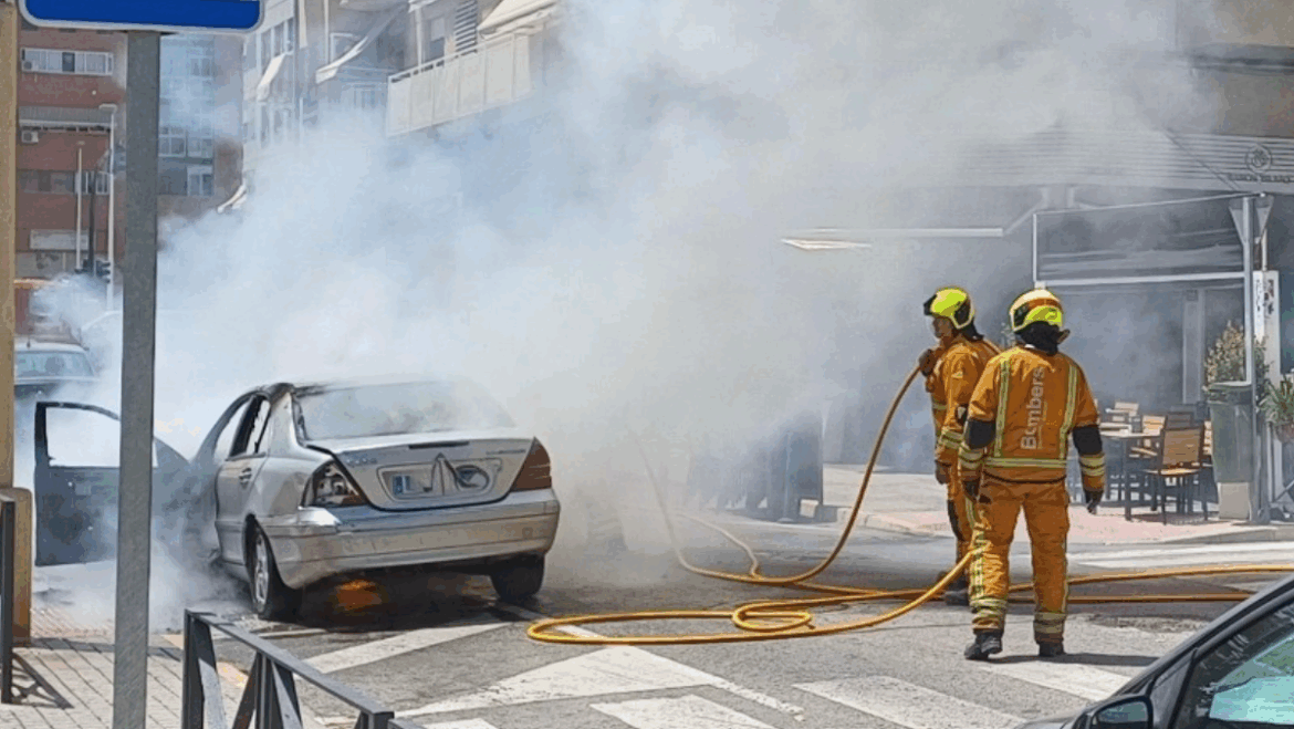 Un incendio calcina un vehiculo en un acceso a las pistas del Polideportivo El Pla sin causar herido 1170x659