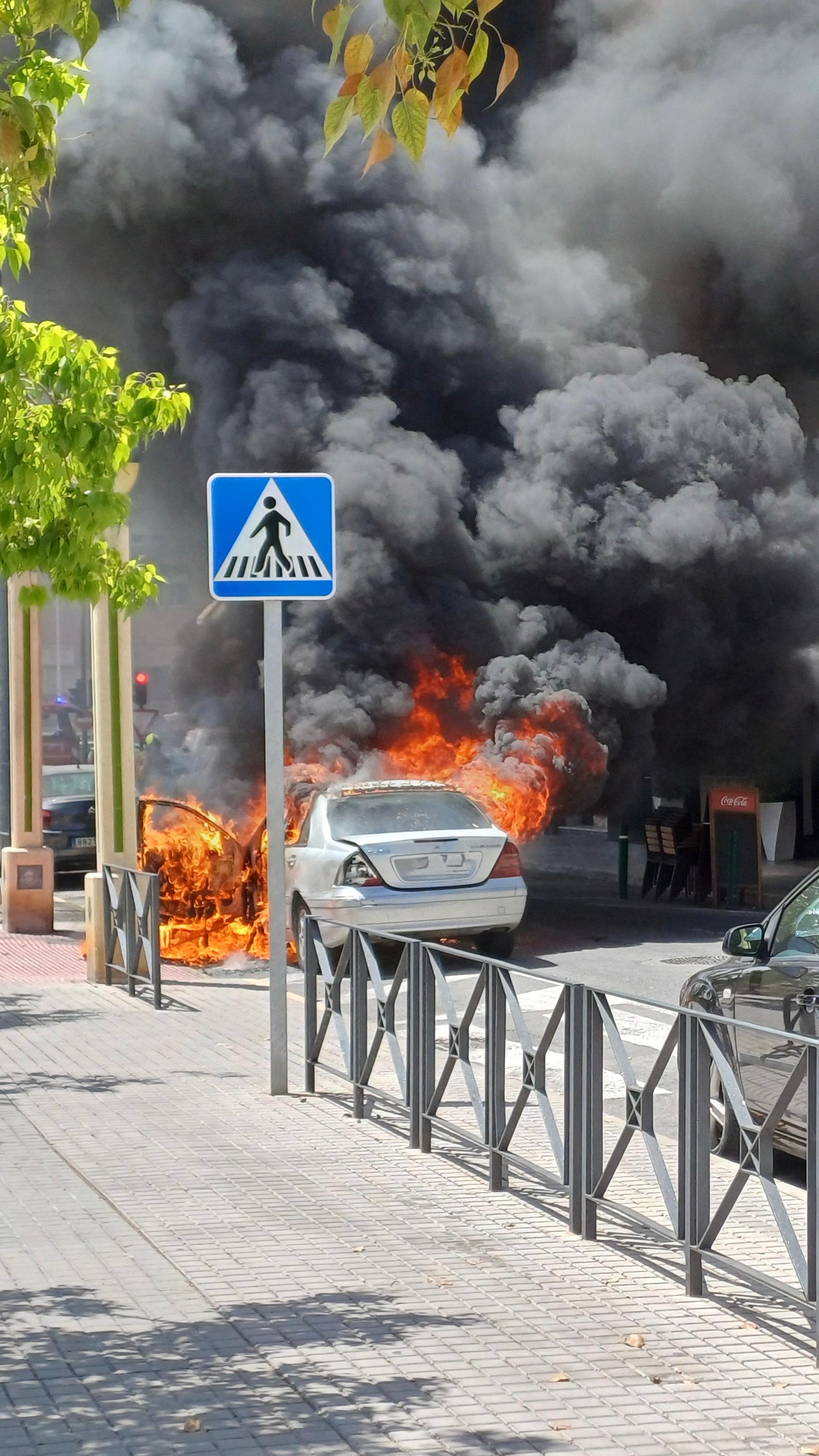 Flames en el vehicle incendiat en Elx