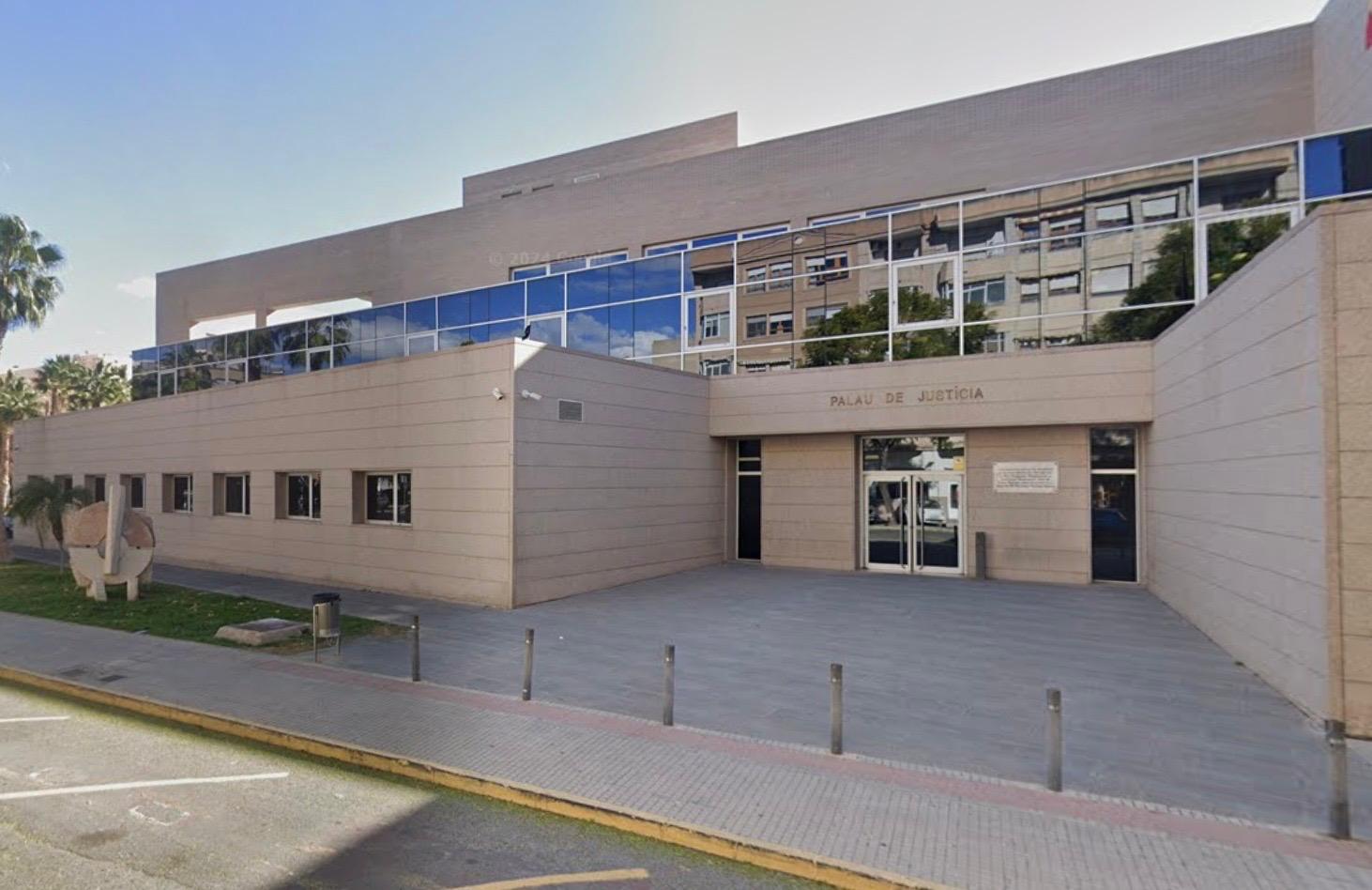 Fachada del Palacio de Justicia en Novelda Fachada del Palacio de Justicia en Novelda