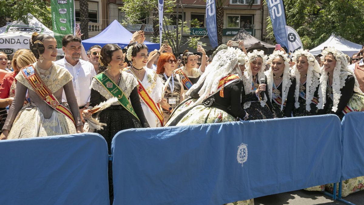 La Bellea del Foc y sus Damas de Honor gritan el 'senyor pirotècnic, pot començar la mascletà'