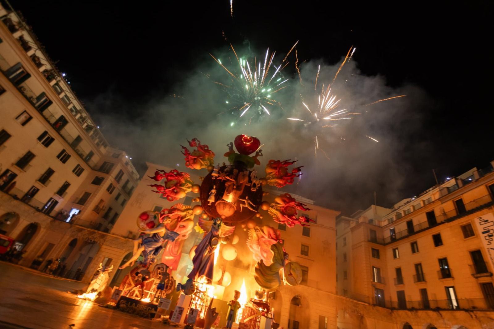 Cremà de la Foguera Oficial 2025 en la plaça de l'Ajuntament d'Alacant Cremà de la Foguera Oficial 2025 en la plaça de l'Ajuntament d'Alacant