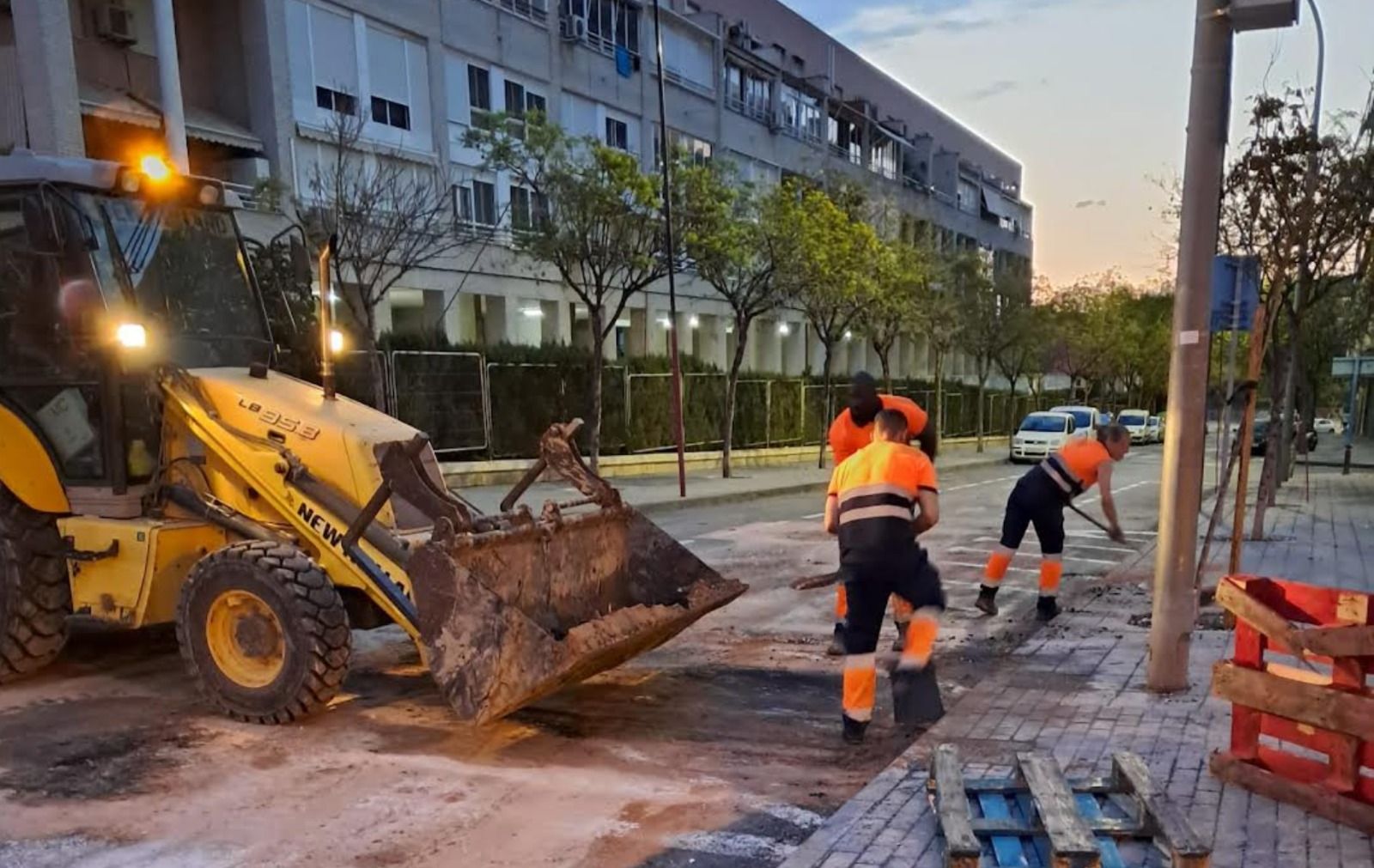 Operaris de la neteja a Alacant arrepleguen les cendres i residus de la Nit de la Cremà