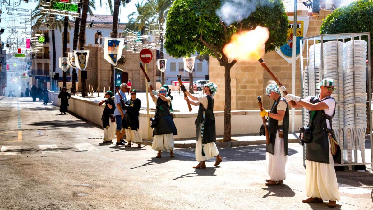Disparos de arcabucería en los Moros y Cristianos de Benissa 2026