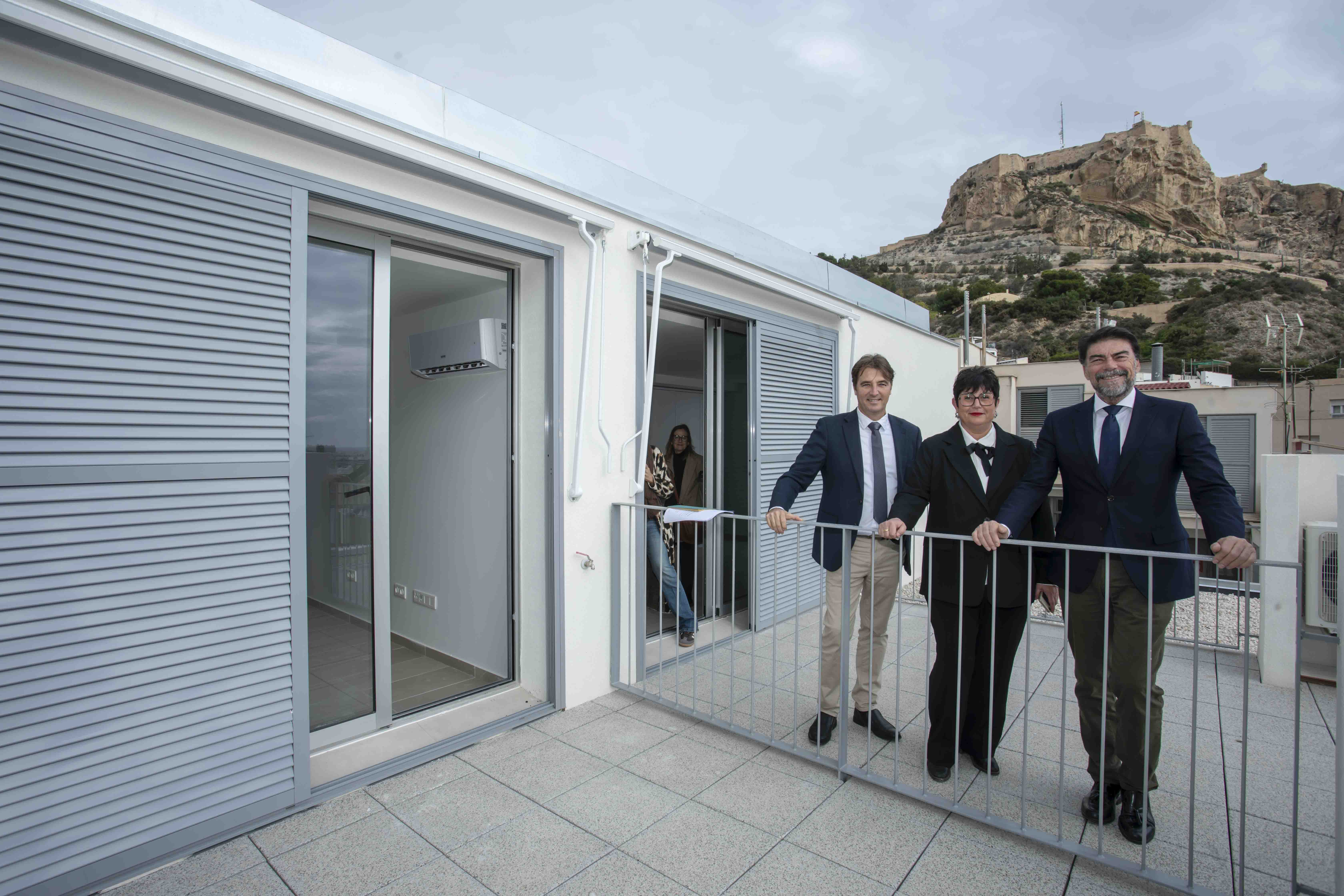 El alcalde de Alicante, Luis Barcala y el concejal de Vivienda, Carlos de Juan, en el edificio de El Portón