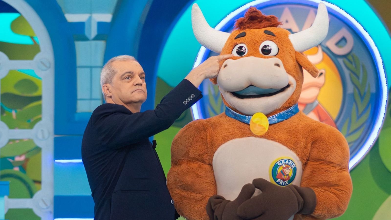 Ramón García, presentador del Grand Prix, junto a Maria Fernanda, la 'vaquilla' del programa (Foto: RTVE)