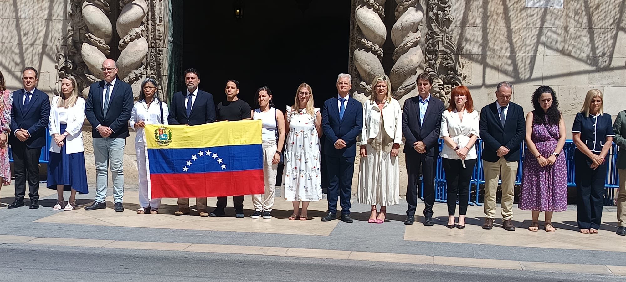 Minuto de silencio en Alicante en memoria de las víctimas de los terremotos en Venezuela