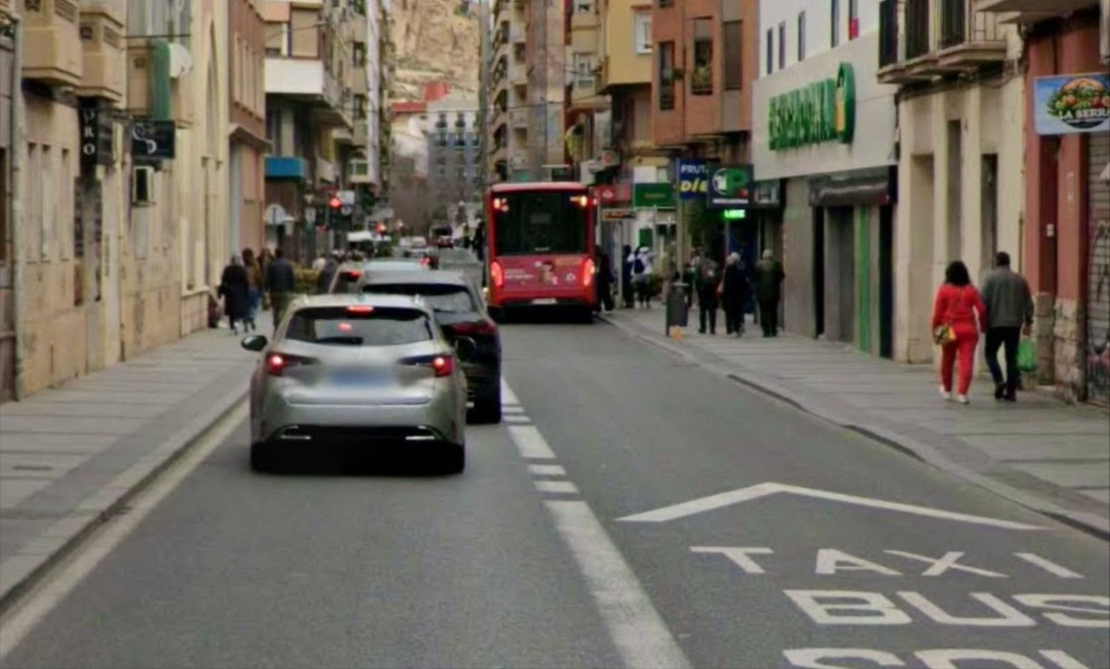 Cortan al tráfico la calle Reyes Católicos en Alicante