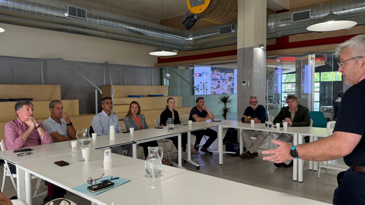 Reunión con comerciantes para explicar las obras del colector de Reyes Católicos