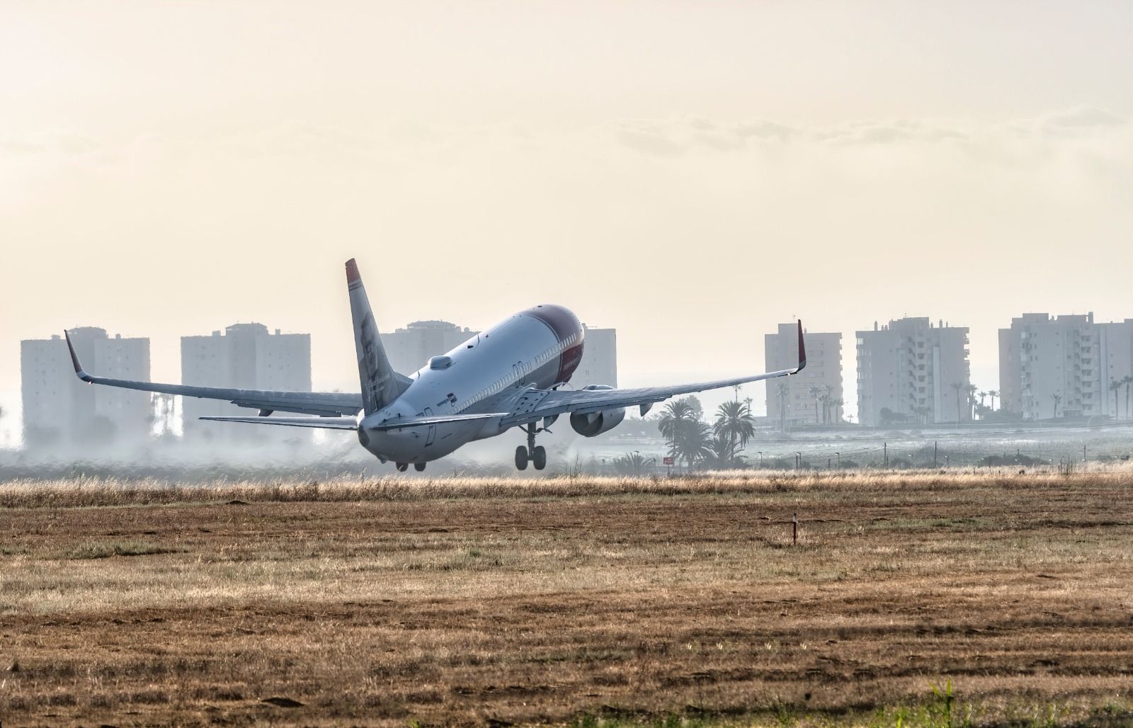 Un avió enlaira des de l'aeroport Alacant-Elx Miguel Hernández (Foto: Jesús Esteban San José)