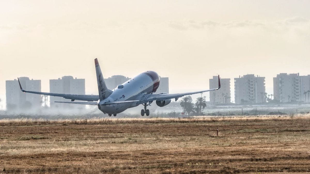 Un avión despega desde el aeropuerto Alicante-Elche Miguel Hernández (Foto: Jesús Esteban San José)