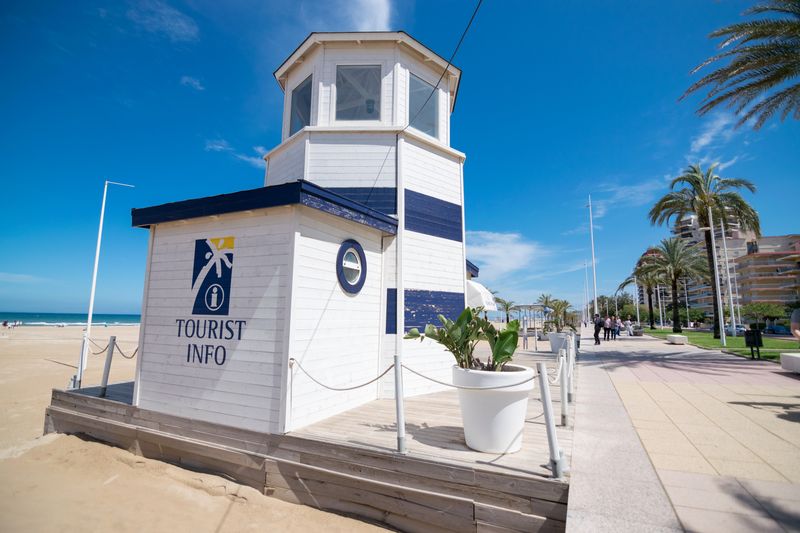 Caseta de información turística en una playa