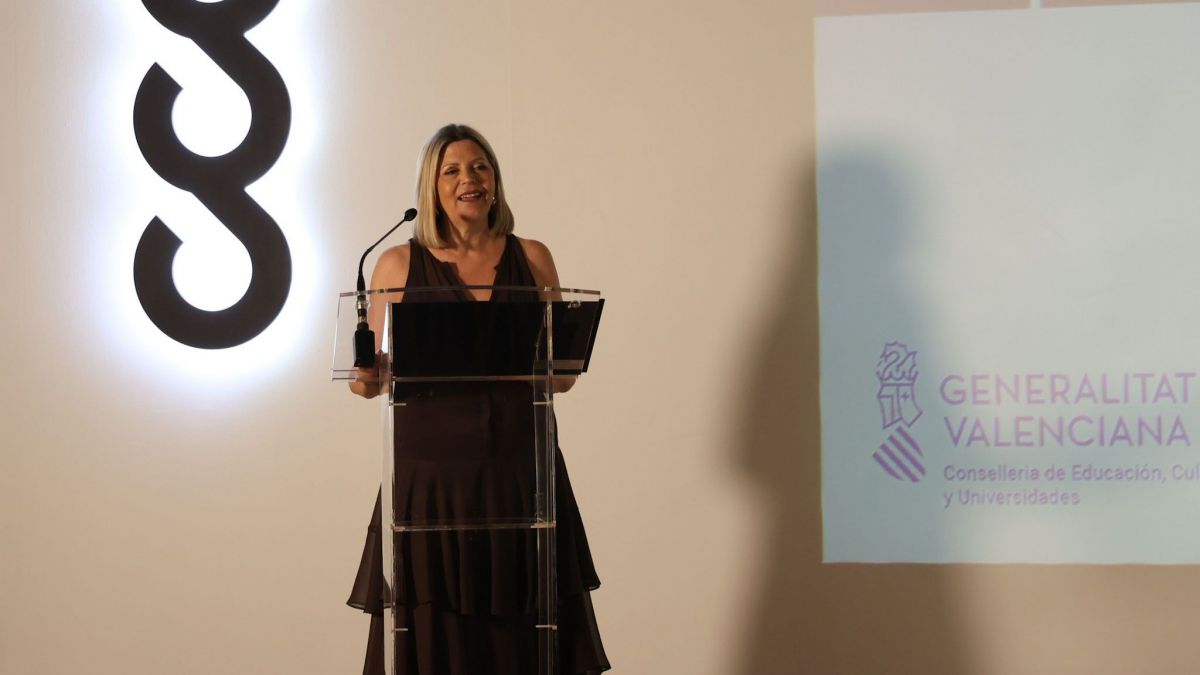 La consellera Carmen Ortí durante la entrega de placas a los museos