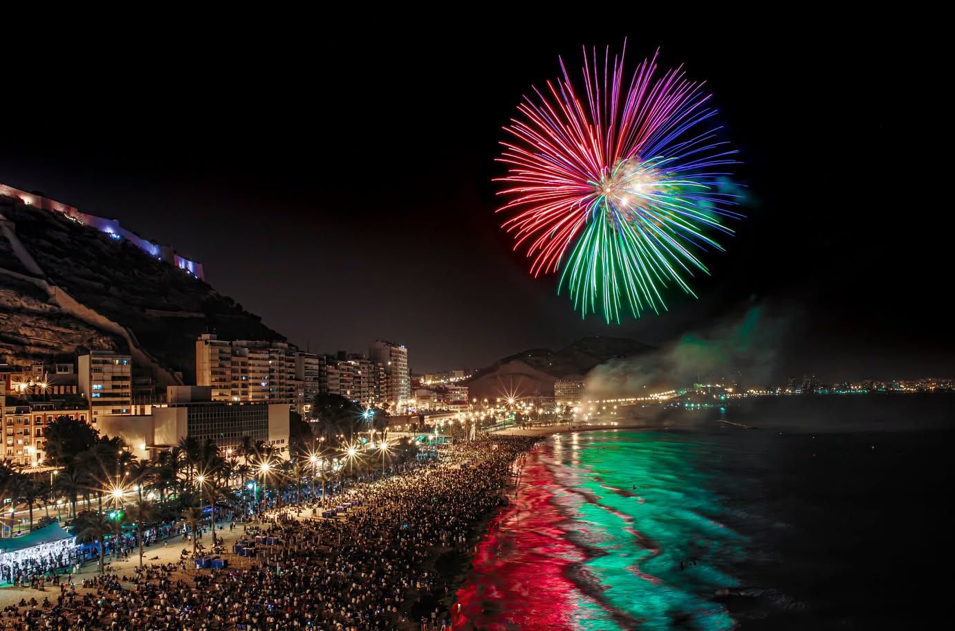 Castell de focs artificials a Alacant en l'antiga ubicació del Cocó
