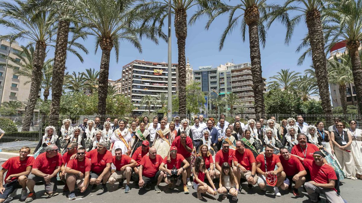 Integrants de la pirotècnia Alt Palància després del llançament de la seua mascletà en Estels