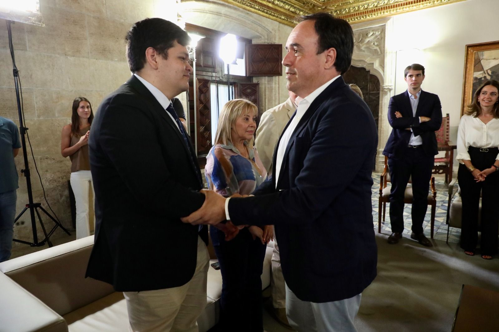 Pérez Llorca se reúne con asociacones venezolanas en el Palau de la Generalitat